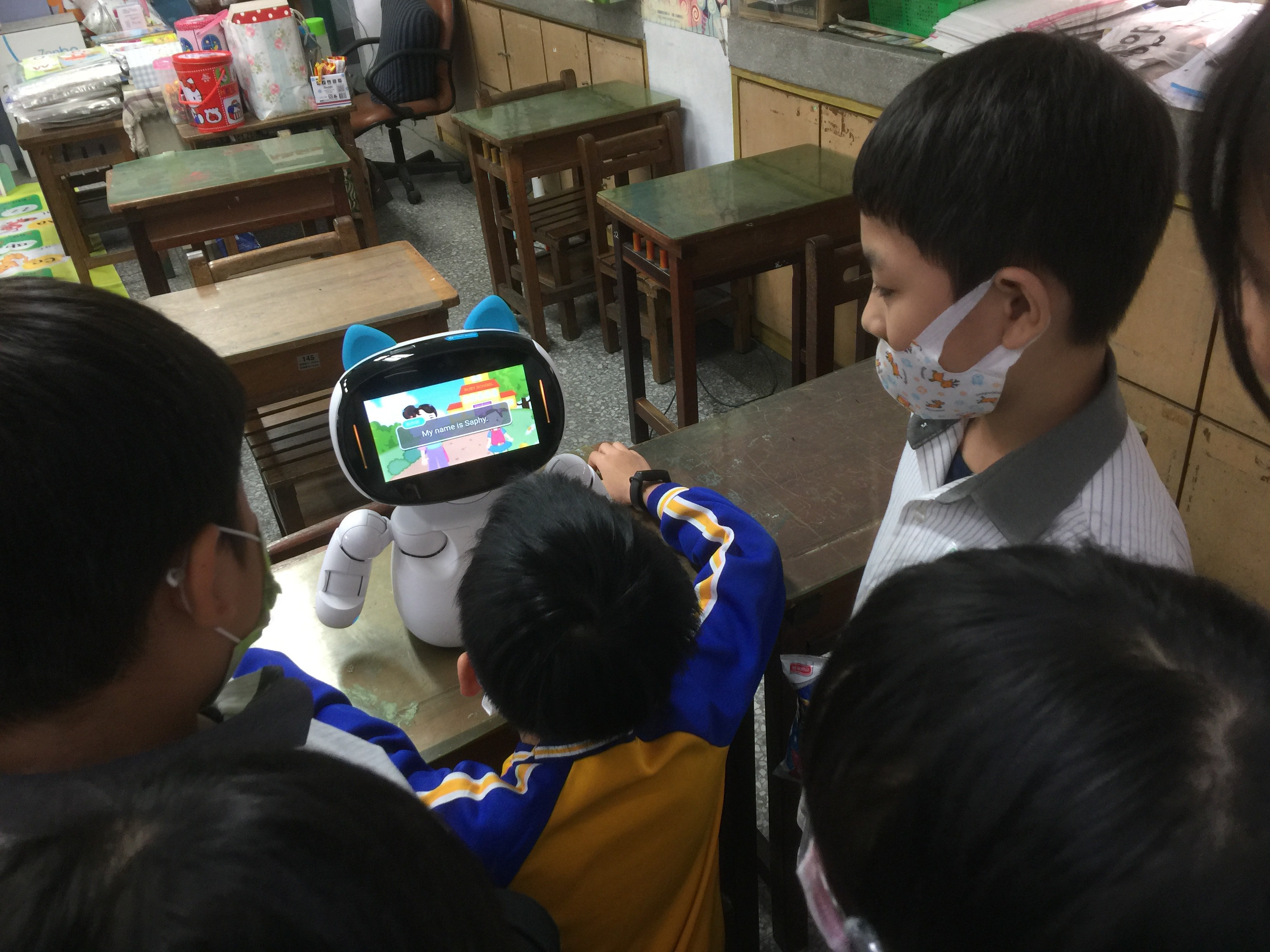 亞大與吉峰國小合開中年級「國際教育班」,課程規劃機器人輔助語言學習,增強學生學習興趣