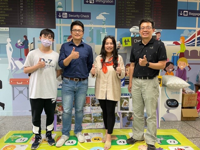 吉峰國小校長林雅盛(右起)、外文系主任陳淑娟、外文系老師陳謝鈞、課務輔導老師鄧喻文,於吉峰國小國際教育班合影。