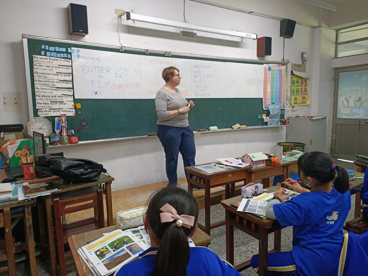 外籍教師Teacher Agnes授課內容聚焦house, world, toys, body等議題,融入多樣化的學習活動。