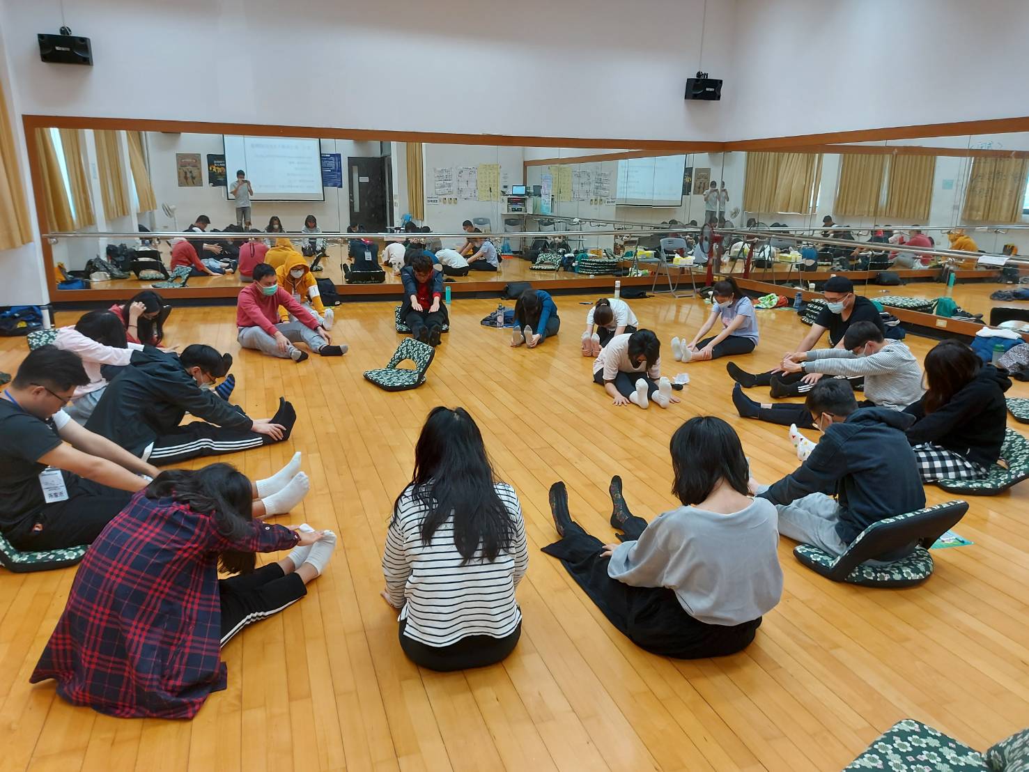 亞大學務處健康中心人員帶領學生,藉由瑜珈舒緩身心靈壓力。