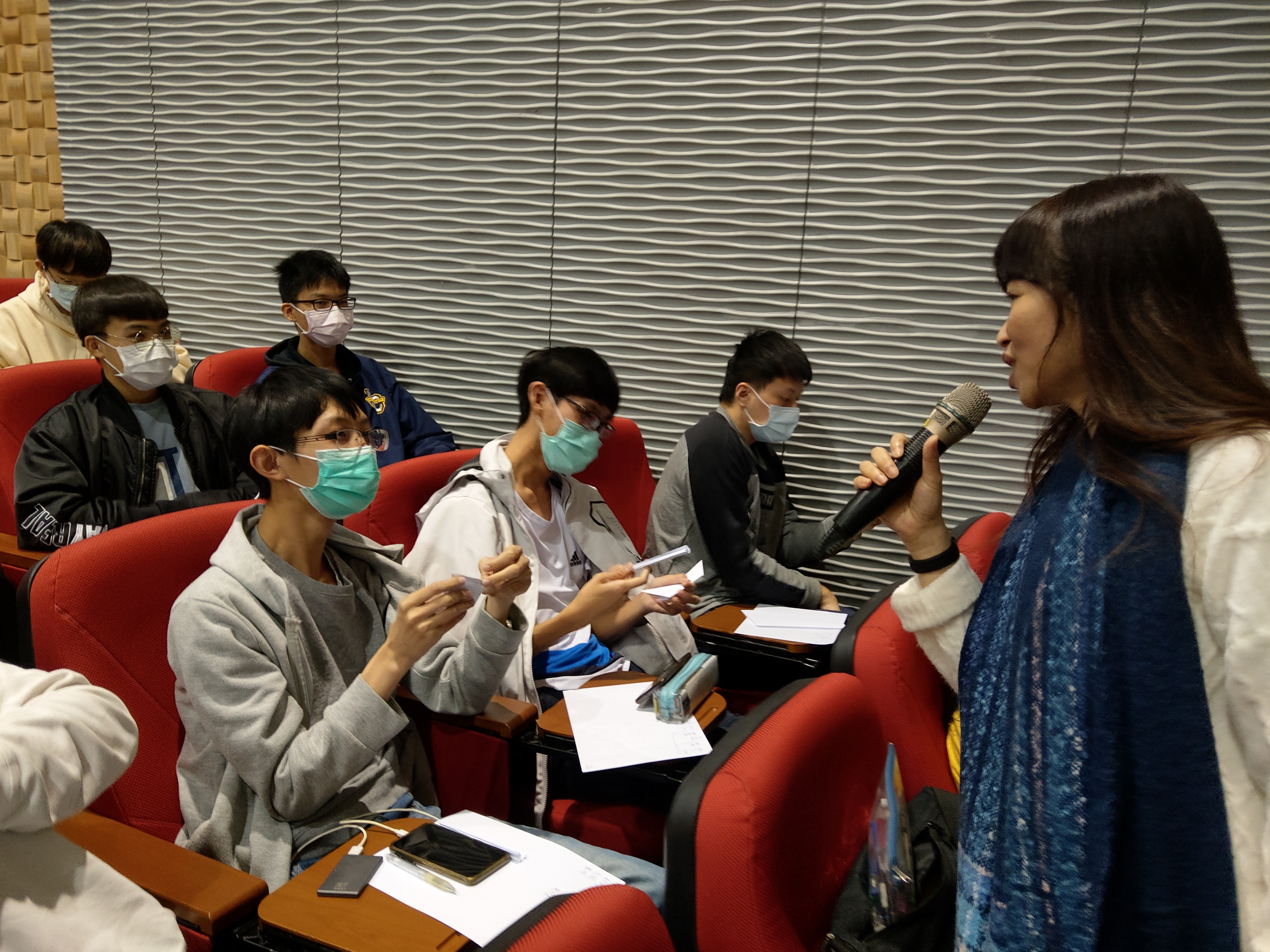 亞大通識中心「文學嘉年華」講座,「張老師中心」諮商師康翊庭(右),帶領同學利用摺紙與同儕互動.。