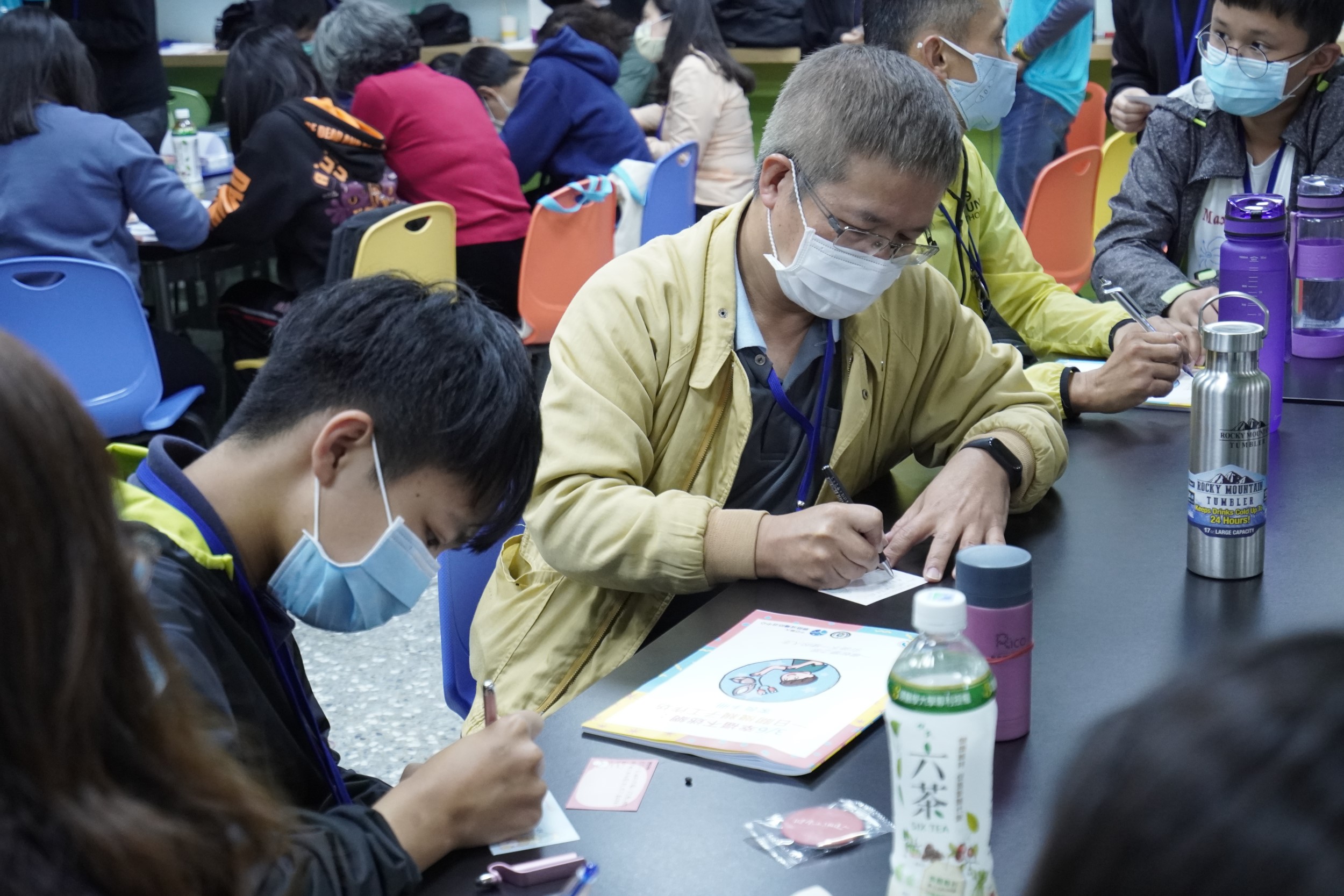 參加一日關機親子工作坊的家長們寫下給孩子的鼓勵,孩子們寫下對父母的感謝,讓彼此更加了解對方。