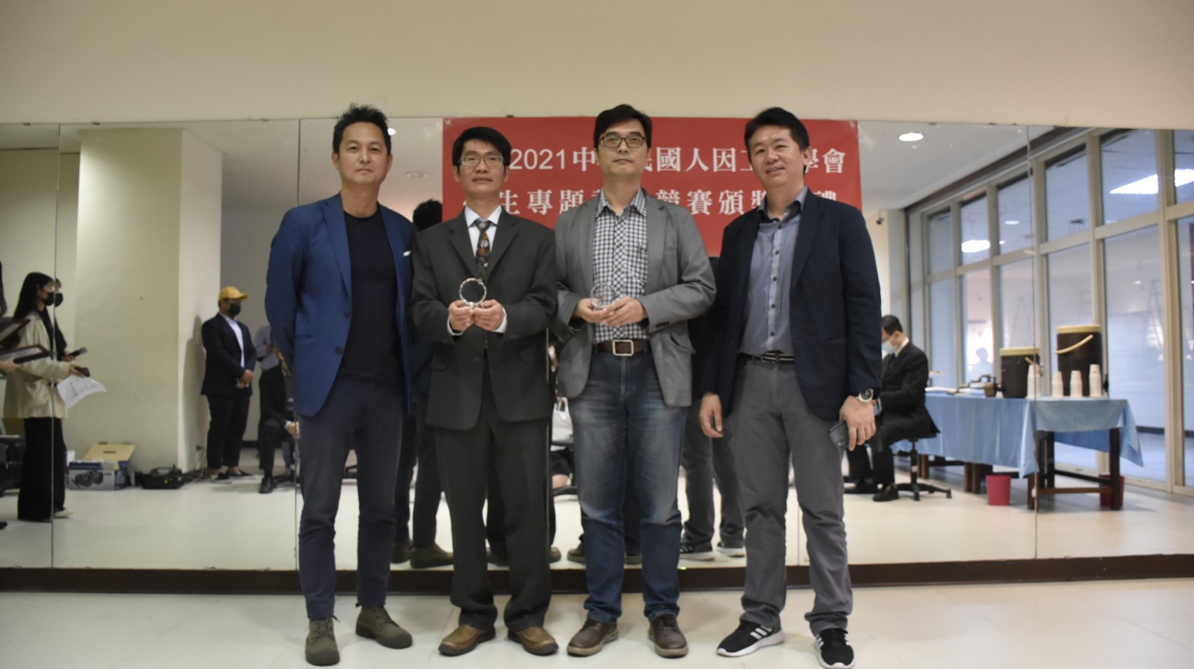 亞大創意設計暨發明中心,承辦中華民國人因工程學會學生設計競賽頒獎,亞大李元榮院長(左起)、中華民國人因工程學會理事長吳欣潔、情境智能學會理事長林昱呈及亞大林信宏主任出席。