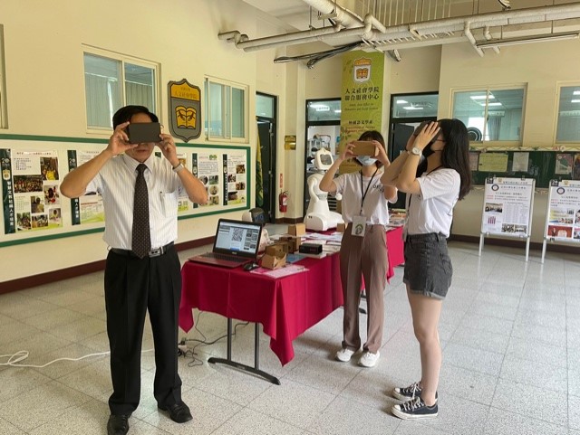 20日活動當天,陳英輝院長與外文系學生,示範VR結合英語導覽之作品體驗。