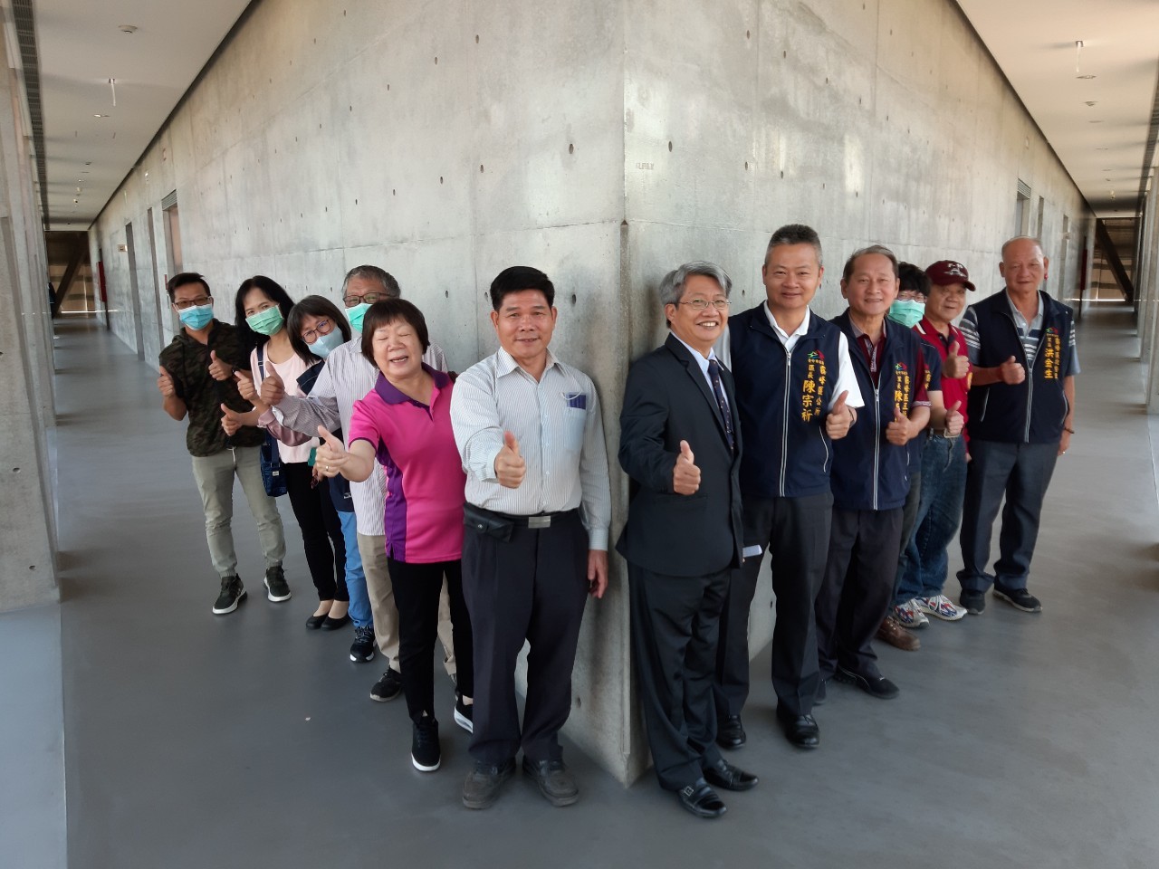 亞大邀請霧峰區區里長及市政顧問參訪安藤忠雄現代美術館,並在最受歡迎的打卡景點留下合影。