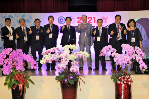 副總統賴清德(左五),今天到亞洲大學參加「數位學習研討會」,和「中亞聯大」董事長蔡長海(右四)、亞大校長蔡進發(右三)、中醫大校長洪明奇(右二),及學者專家合影。
