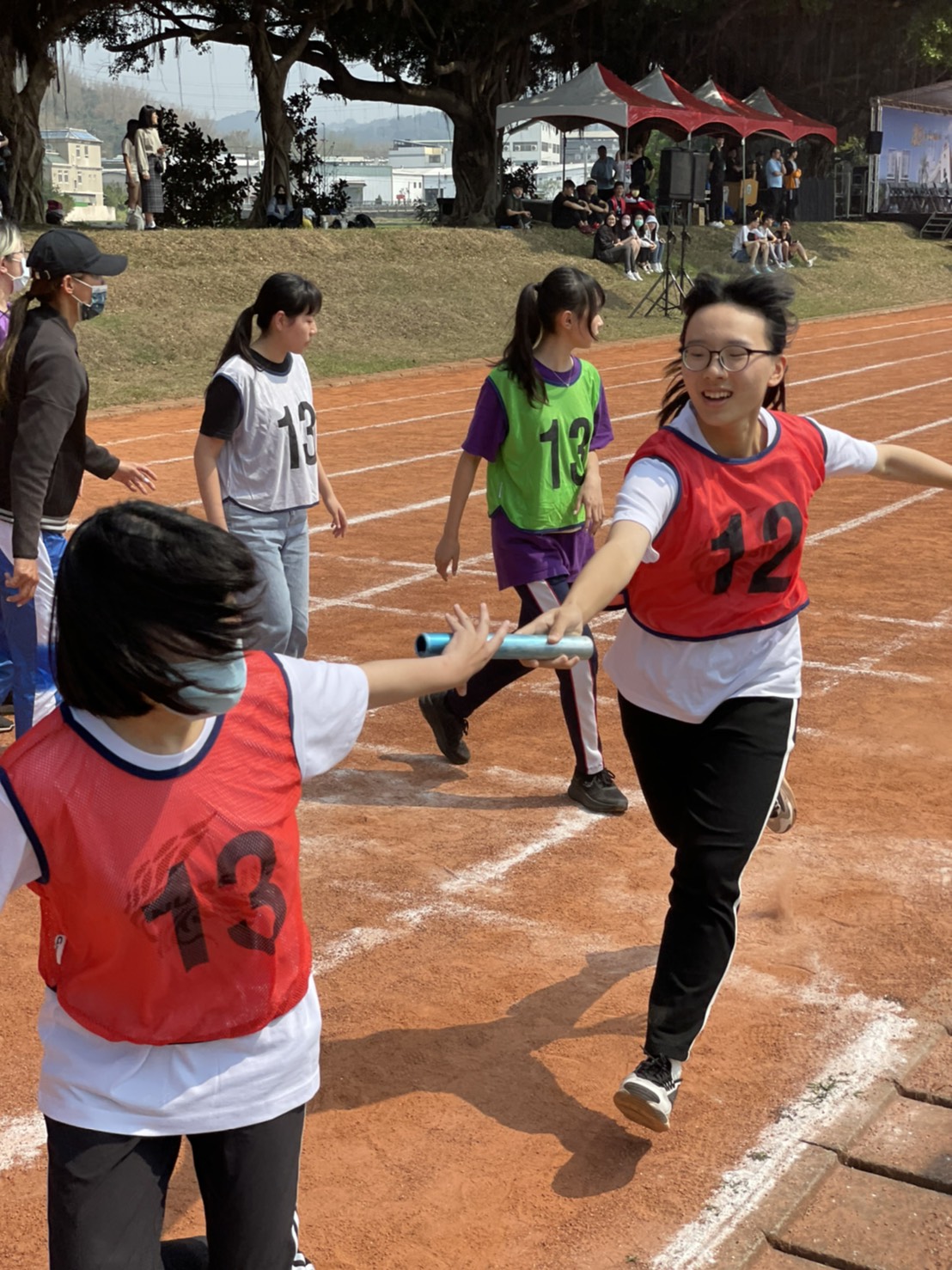 「中亞聯大」暨醫療體系聯合運動會,20人大隊接力,選手卯足全力拚出好成績。