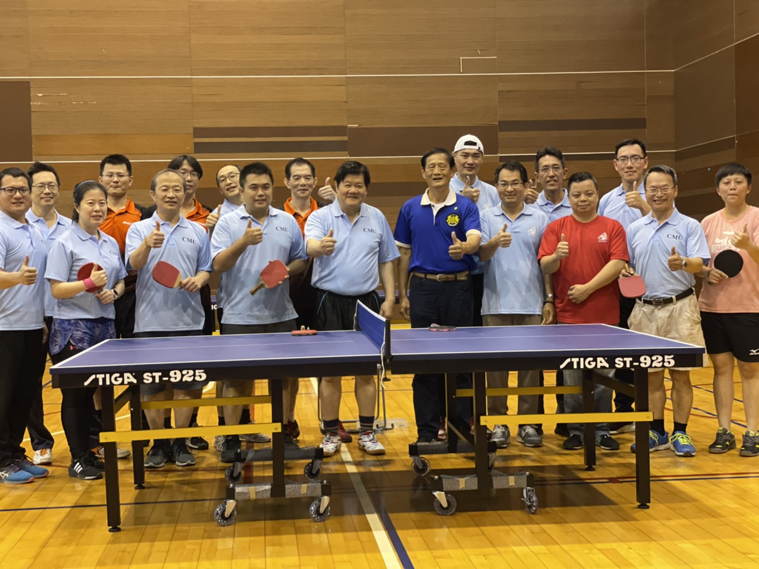 中國醫藥大學校長洪明奇(前排左五),參加桌球比賽。