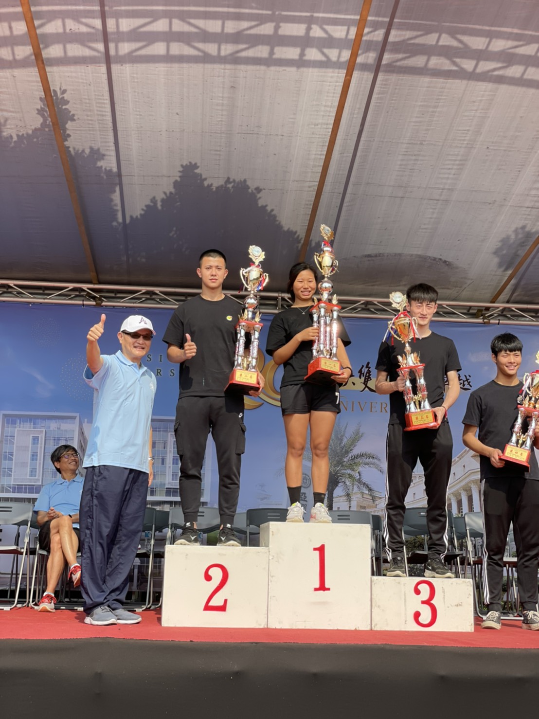 中亞聯大暨醫療體系聯合運動會,經一天競賽後,由亞大學務長張少樑(左)頒獎,總錦標獎第1名亞大物治系、第2名中醫大物治系、第3名中醫大職治系、第4名中醫大公衛不分系(右)。