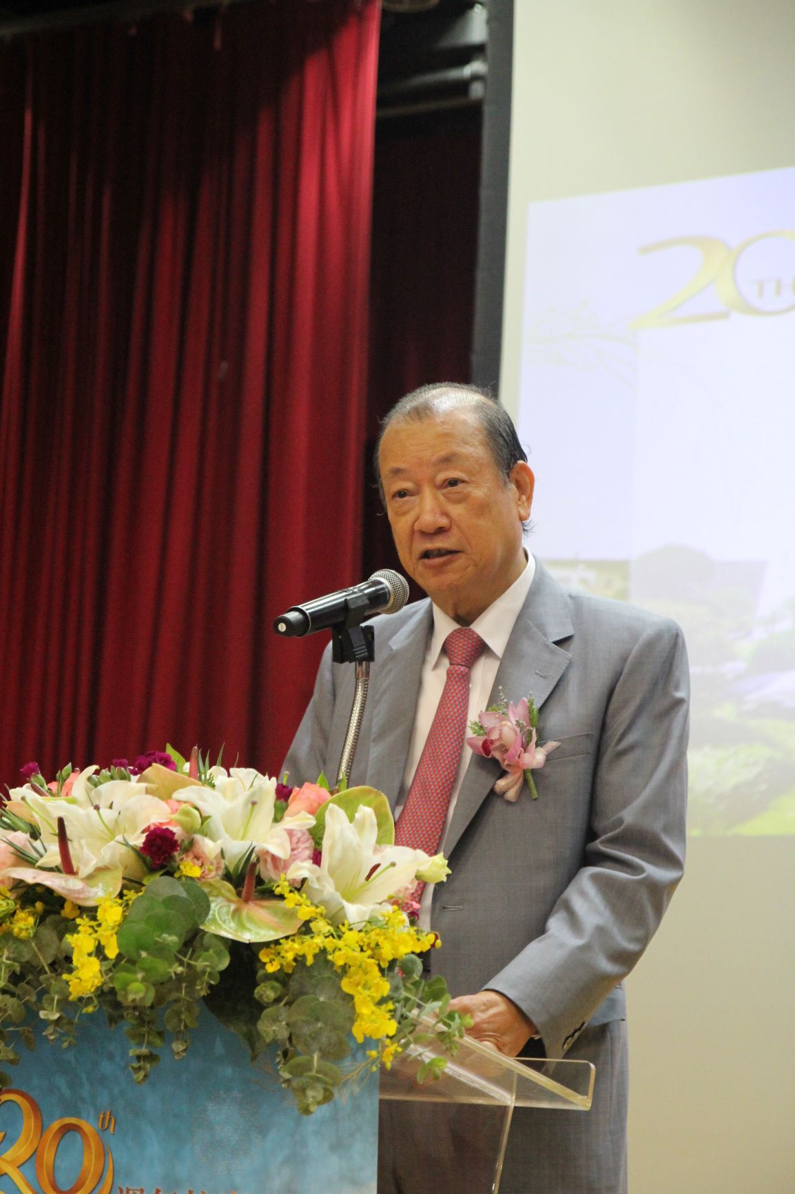 亞大創辦人蔡長海感謝歷任校長、教職員們的努力,才能有亞大今天的盛況,將善盡大學回餽世界的責任,讓亞大與世界接軌。