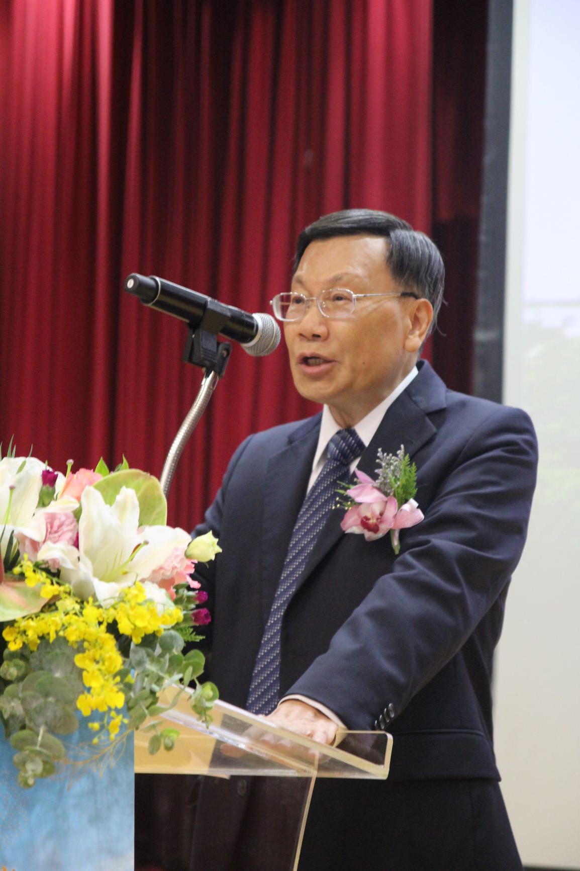 亞大校長蔡進發說,展望未來數位經濟時代來臨,將積極發展AI、5G等數位學習,培育新世代的人才。