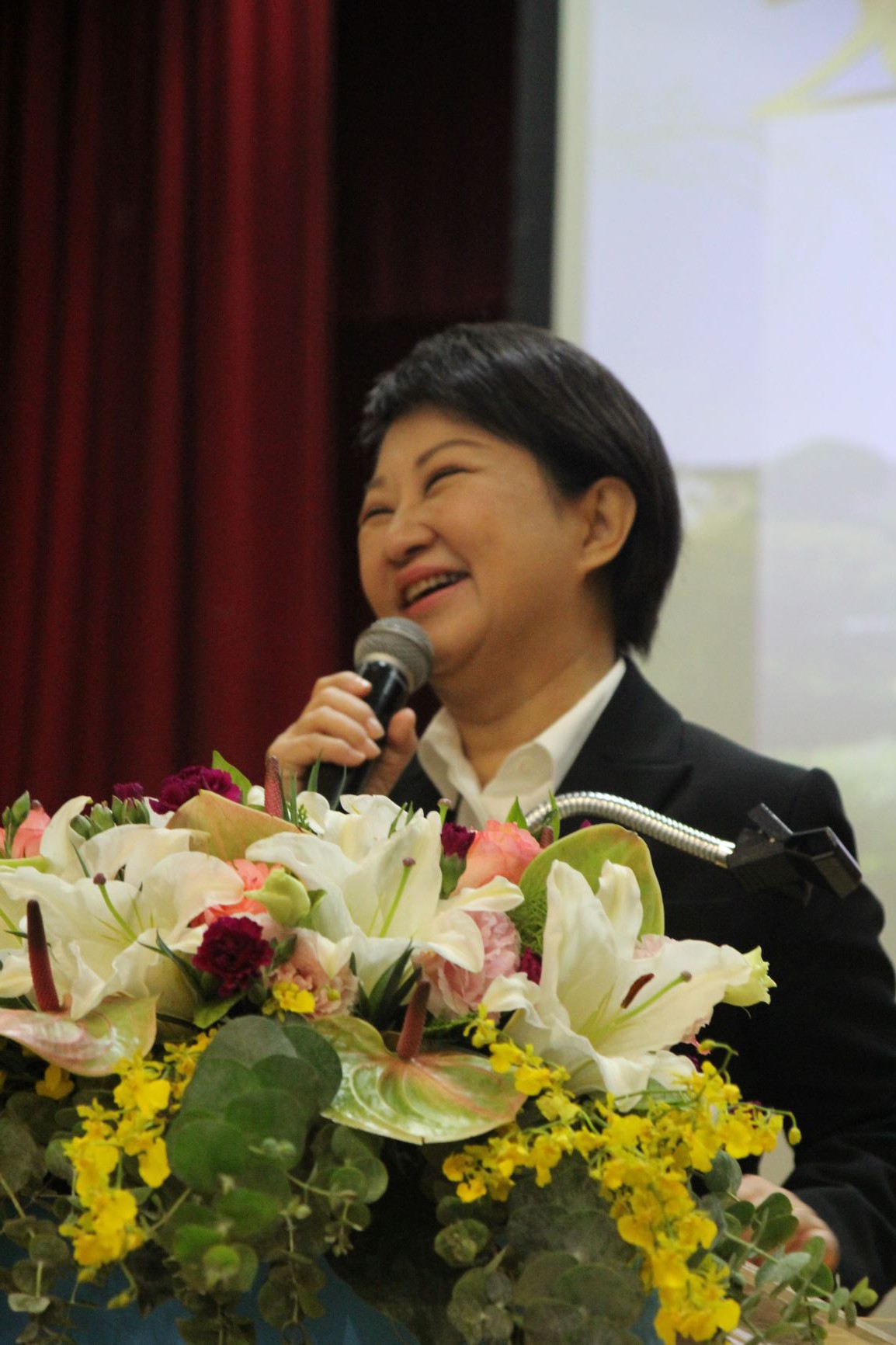 台中市長盧秀燕稱讚亞大創辦人蔡長海、校長蔡進發,用生命辦學,亞大才有今天輝煌的成績。