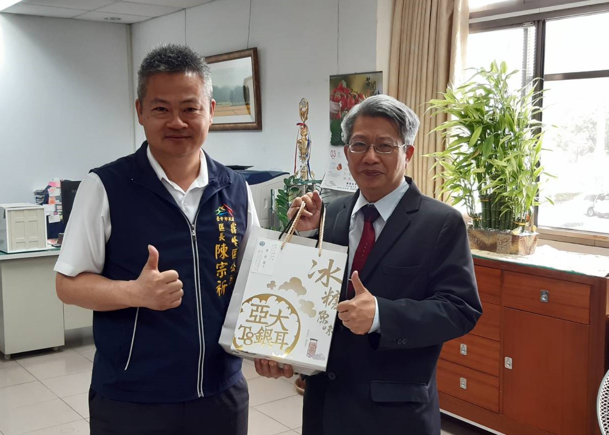 亞大現代美術館館長潘襎(右一)贈送霧峰區長陳宗禮品。
