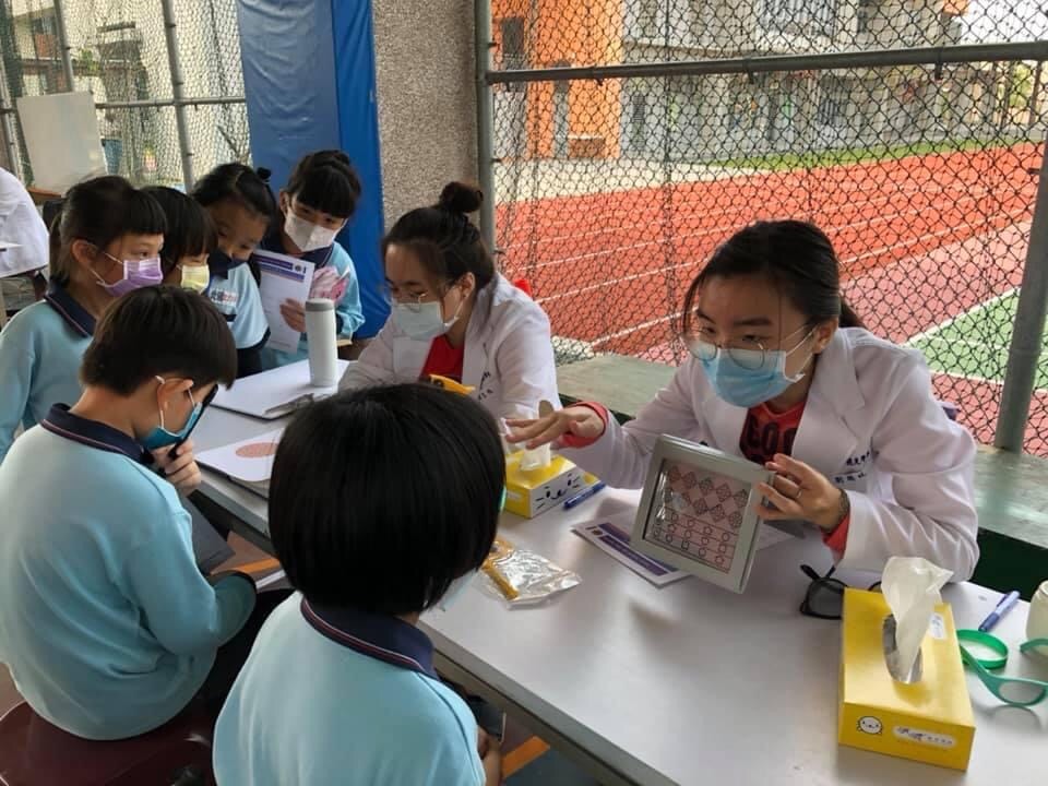 亞大視光系學生,求學期間,系上老師會安排到偏鄉或中小學視力篩檢、衛教