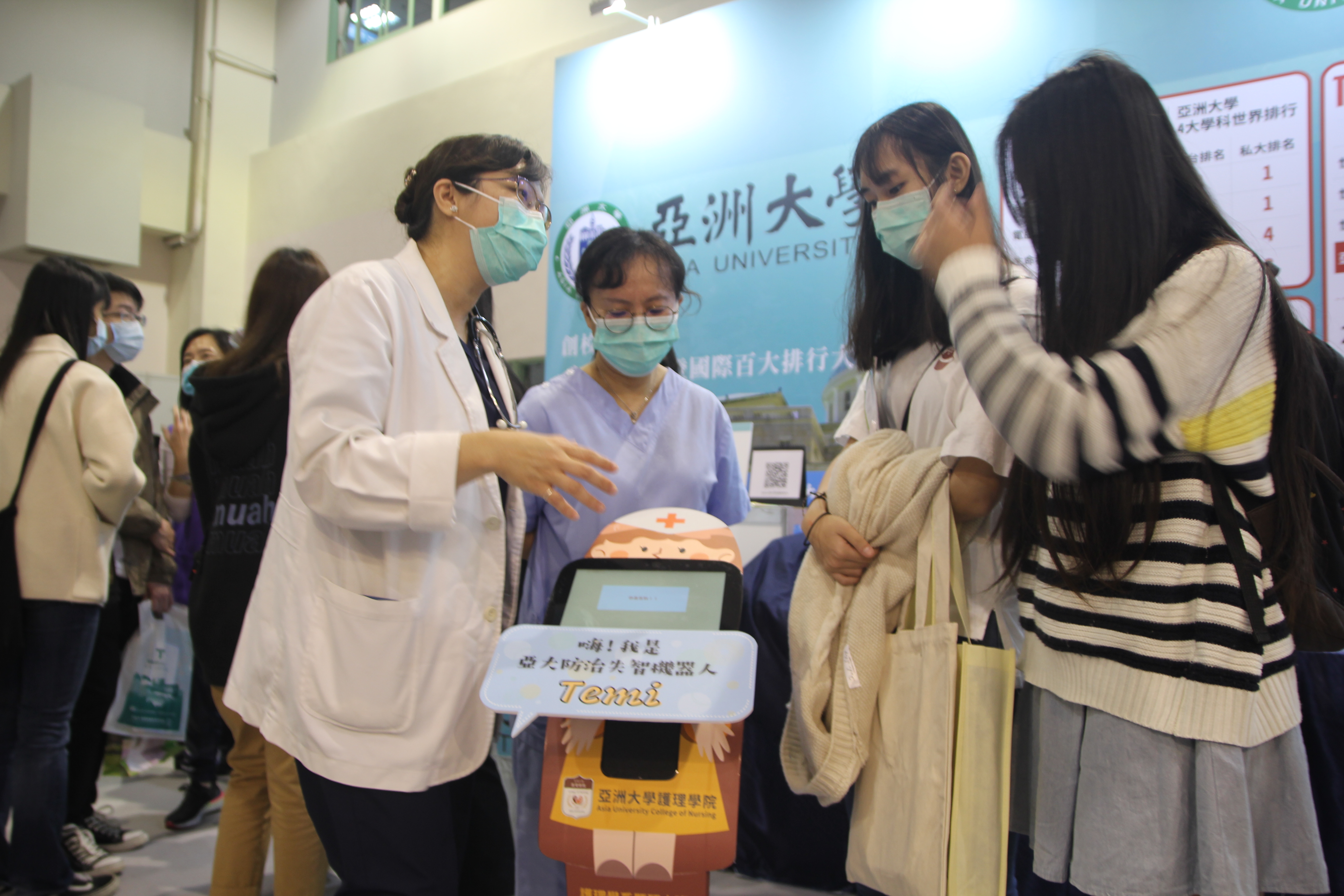 亞洲大學防治失智照護機器人Temi,在大博會與考生互動,由護理學院院長吳樺姍解說,這是AI教學跨域運用成果。