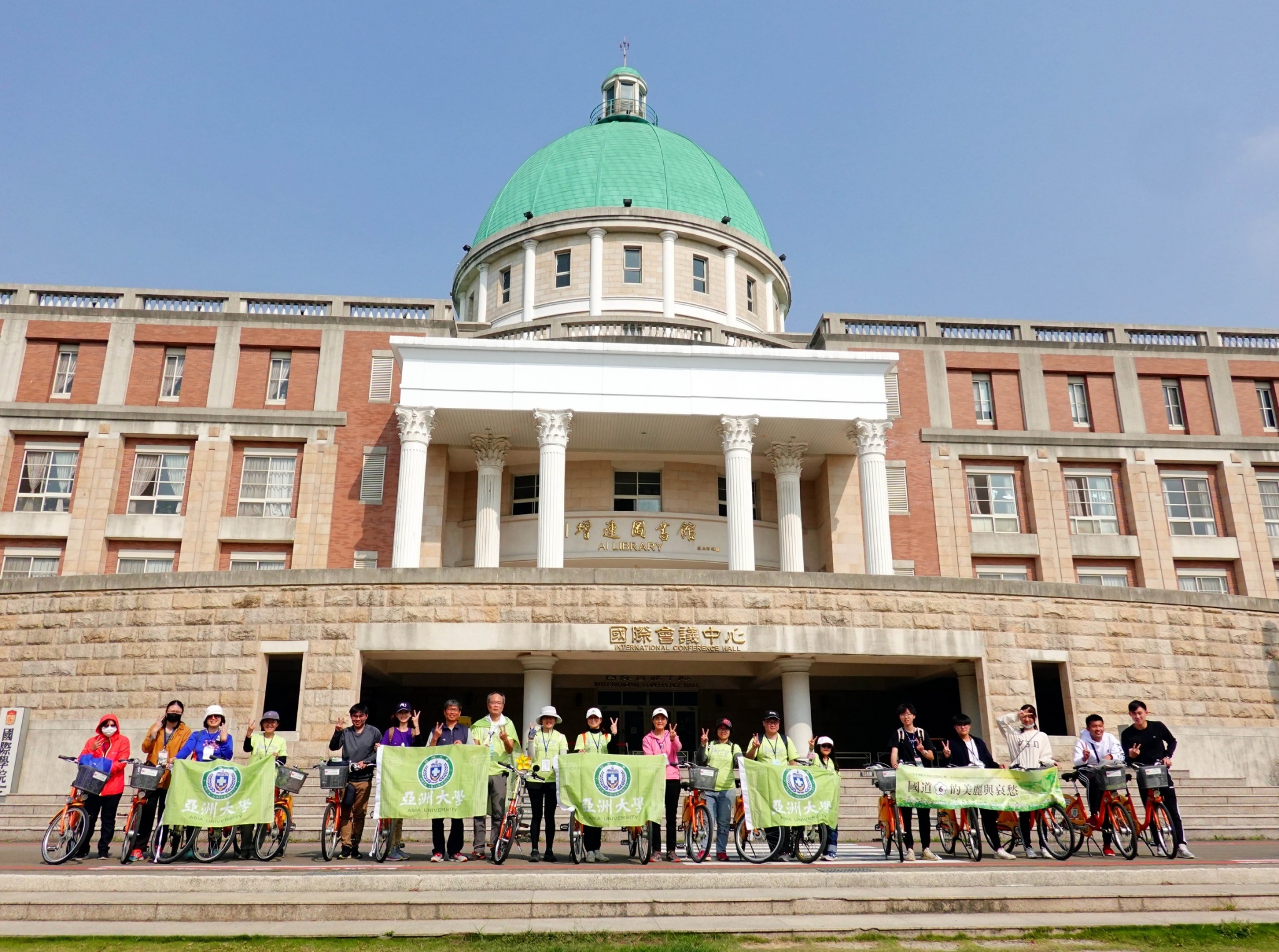 亞大國道六號計畫團隊繞騎霧峰20K歡慶亞大20週年,於亞大校園終點站拉開校旗合影。