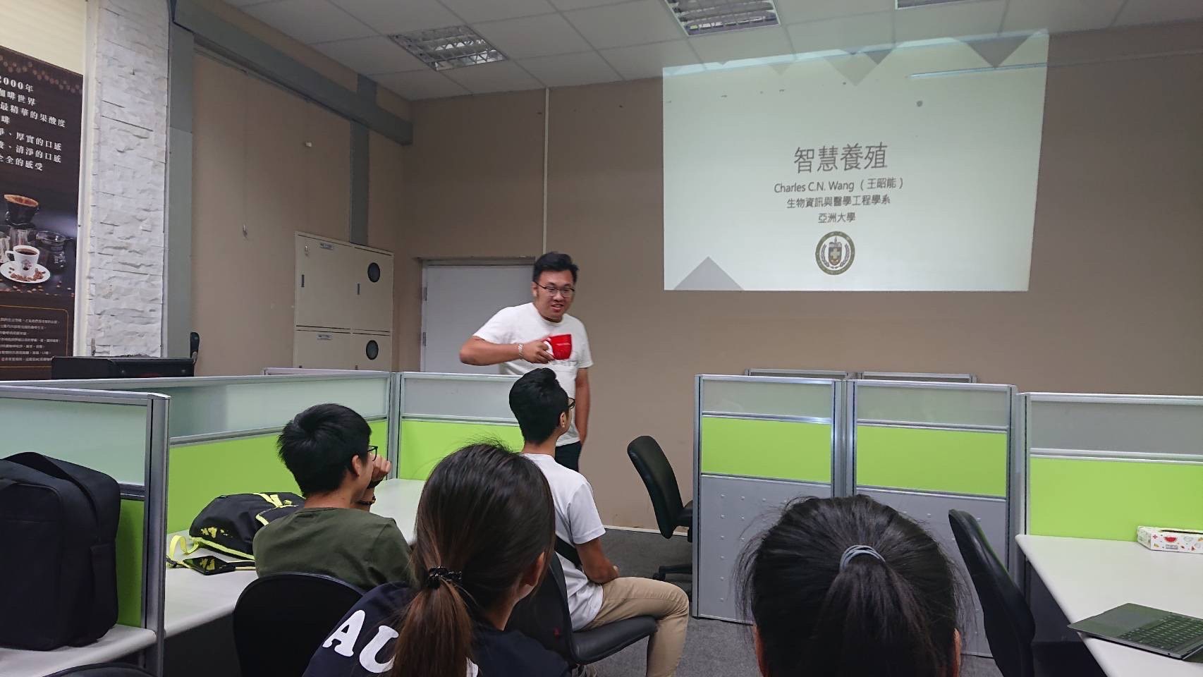 王昭能老師跟「漁生」拍攝團隊成員,講解智慧養殖與北門的現況