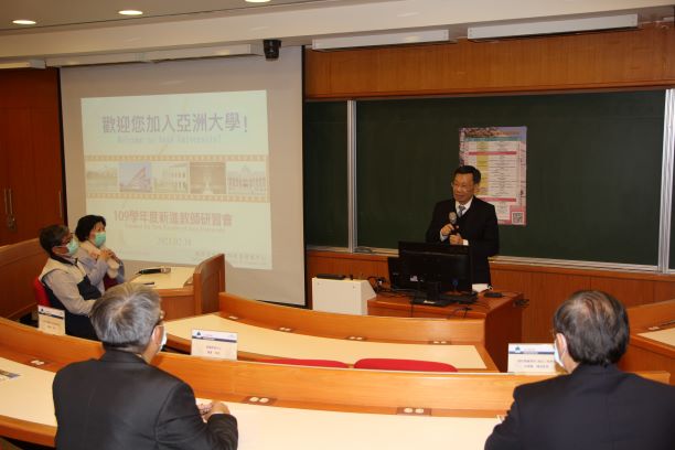亞大校長蔡進發指出,教師最重要的工作就是教學、研究、輔導與產學,希望老師們教學方式活潑,激起學生學習興趣。
