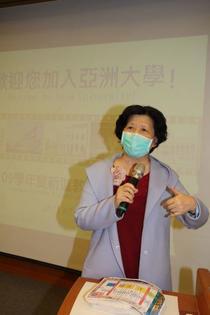 亞大新進教師研習會由柯慧貞副校長主持,她除歡迎新進教師,也介紹創新教材、教學的獎勵辦法。