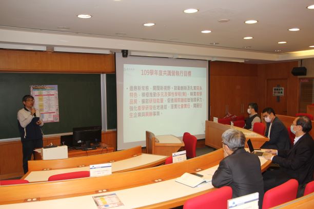 亞大主任秘書兼招生處處長施能義,介紹亞大共識營、大學社會責任( USR)及亞大各種優勢及特色。