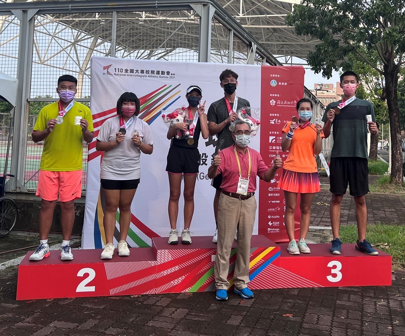 網球混合雙打頒獎,廖子堯(左一)、許惠婷(左二)獲銅牌、林祉馨(左五)、葉培崧(左六)獲銀牌