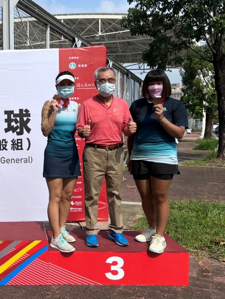 獲網球女子雙打銅牌的許惠婷(右一)與裁判長莊吳忠(右二)林祉馨(右三)合影