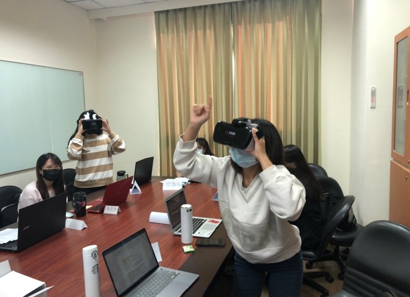 護理學系學生於PBL分組課程中,觀看精神衛生VR影片。