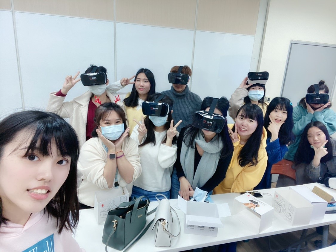 護理系老師樊韻彥(前排左二)與學生一起參加精神衛生PBL+VR課程。