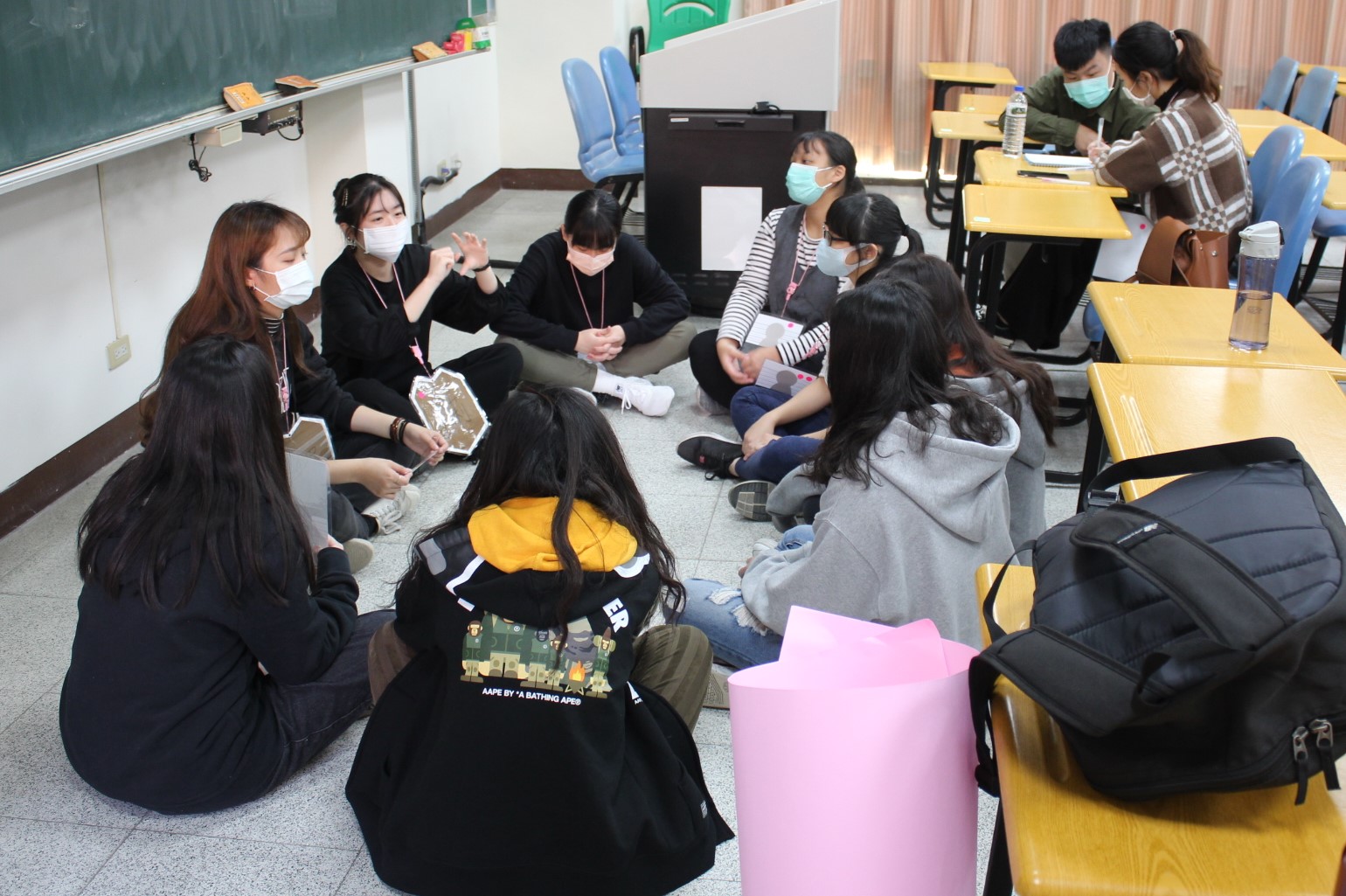 參加亞大心理營活動的學生們,在課程中認真地分組討論。