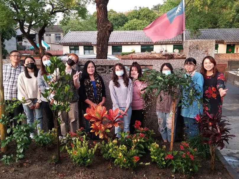 亞大「霧峰學.學霧峰」課程,學生將亞大國際NGO研究中心前院的環境綠美化,大家一起動手做,共同創造環境的生活美學。