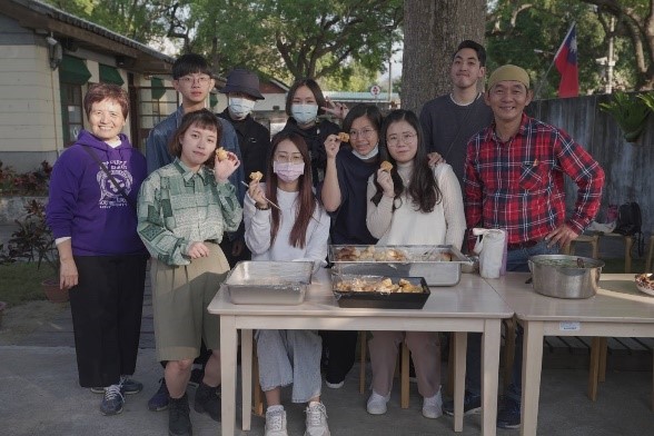 烘焙組的學員呈現這學期學習的成果,有司康、可頌、芝麻烤餅,發揮團隊精神,創造令人垂涎的人間美味。業師童金男(右一),霧峰學課程老師廖淑娟(左一)。