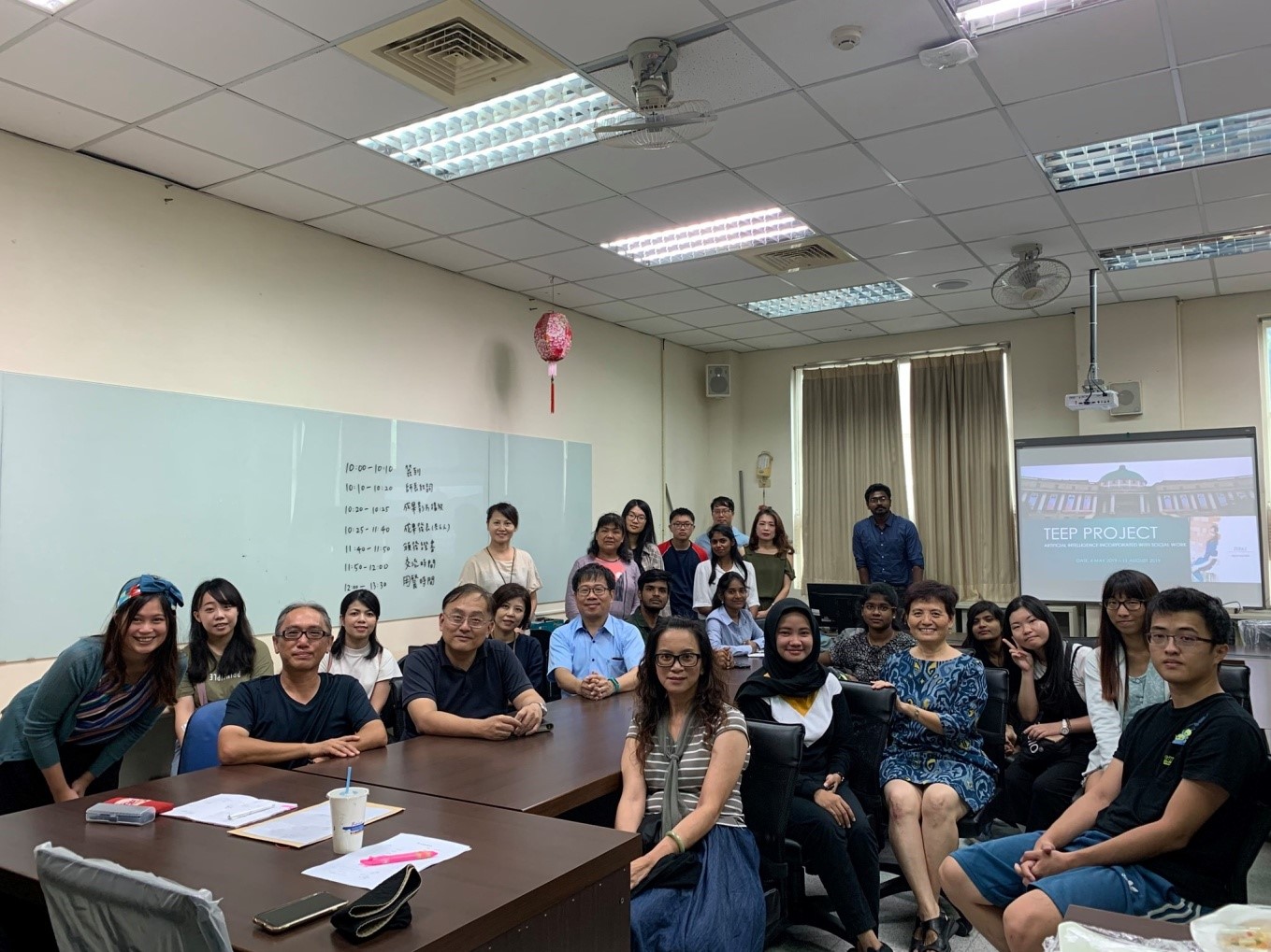 社工系老師廖淑娟(右三)與亞大師生們,與參與蹲點計劃的外籍學生一起參加成果發表會。