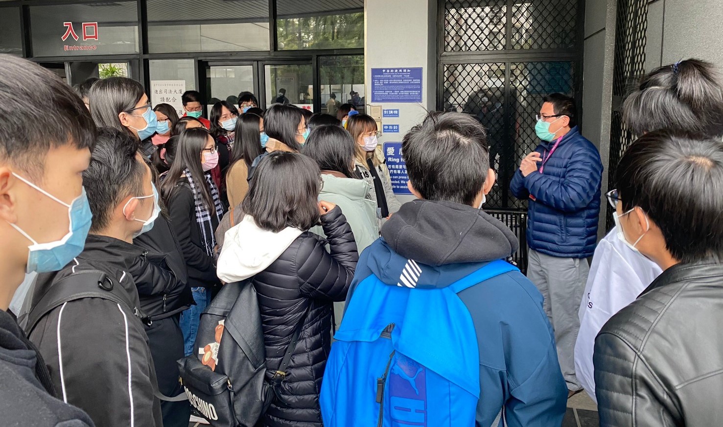 亞大心理系學生參訪台中地方法院與地檢署,由台中地方法院人員說明與介紹,讓學生更能瞭解專業角色重要