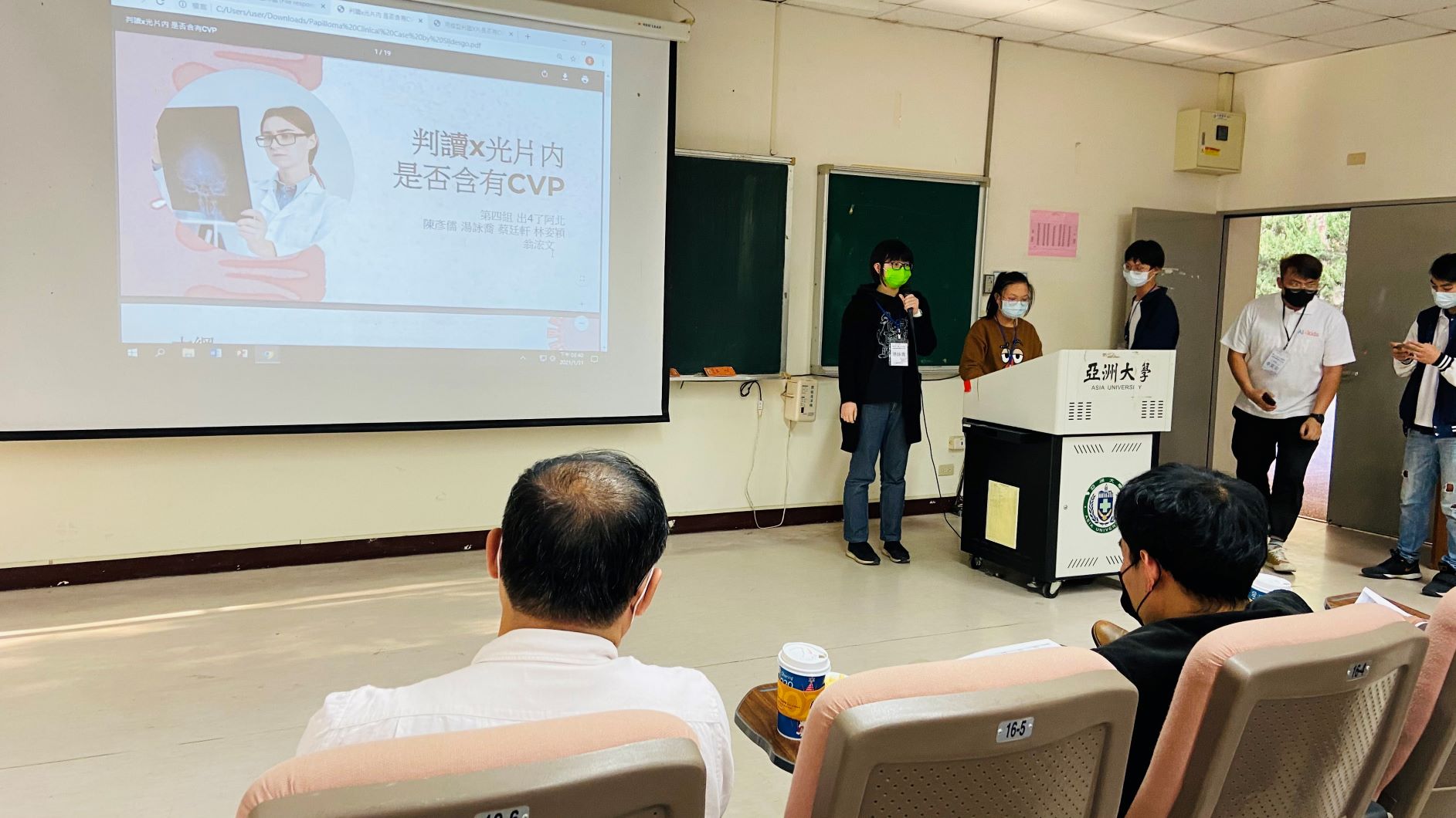 參加亞大「AI醫療營隊」的學員們,上台報告四天研習心得,如何利用AI研判患者X光片中是否有植入物。