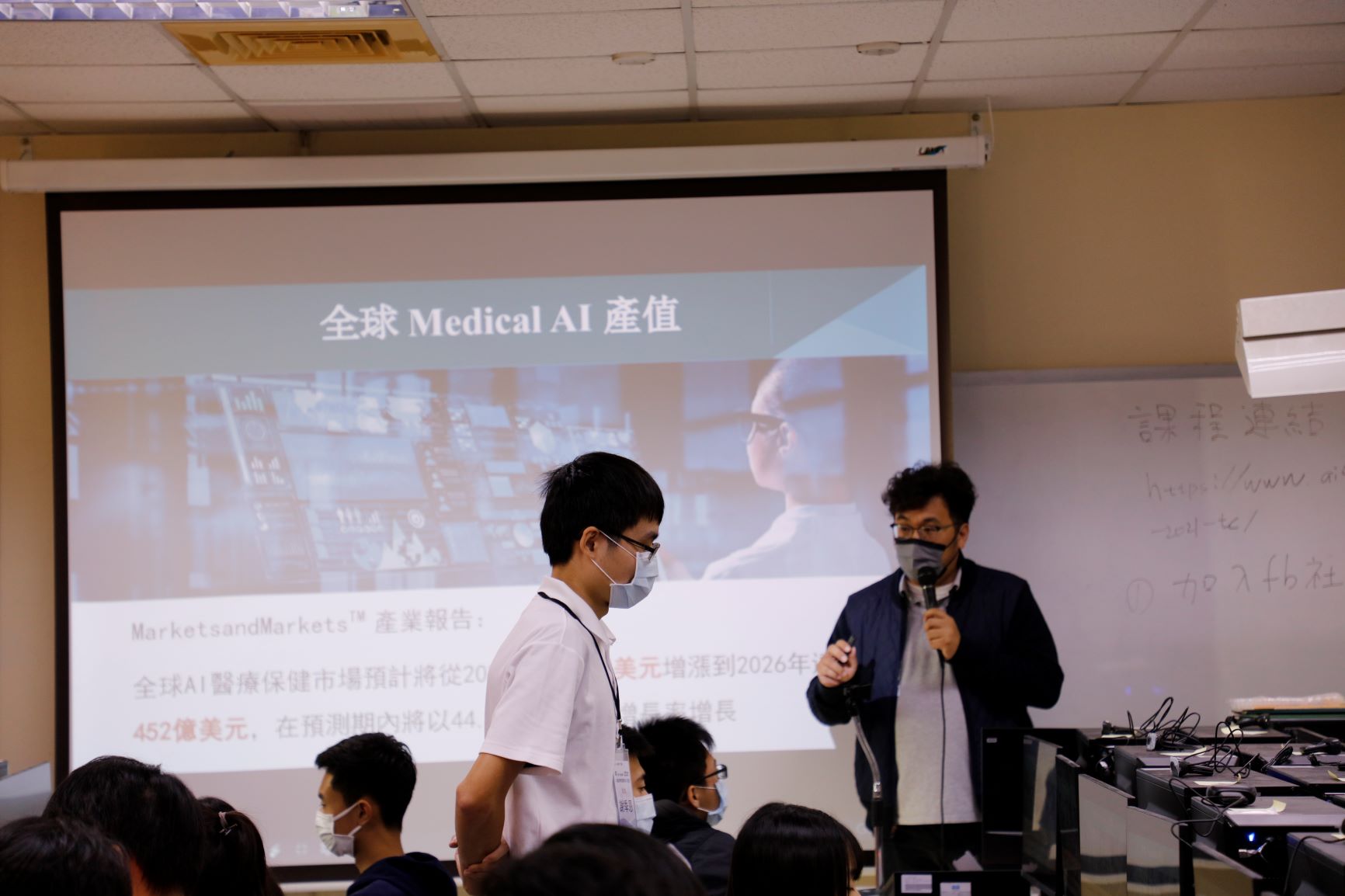 「亞大生醫系老師王昭能(右)在「AI醫療專題實作營隊」,解說精準醫療的未來。