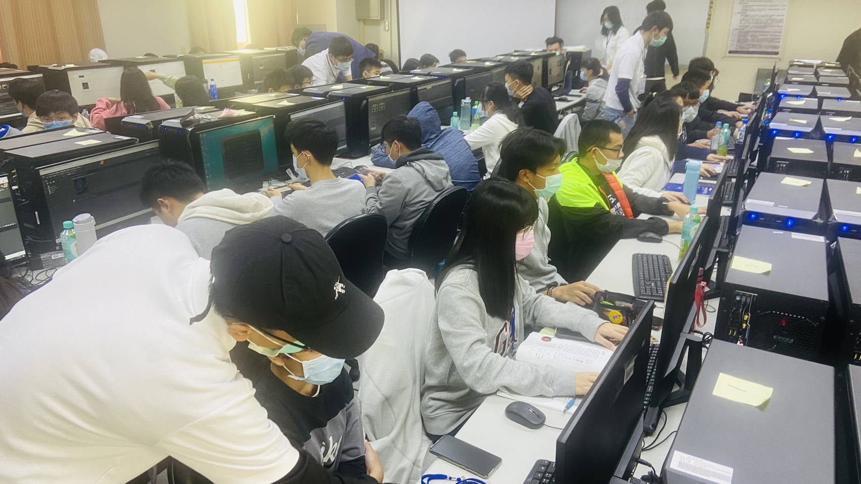 亞大「AI醫療專題實作營隊」,助教們隨時指導來上課的高中生,解決碰到的問題。