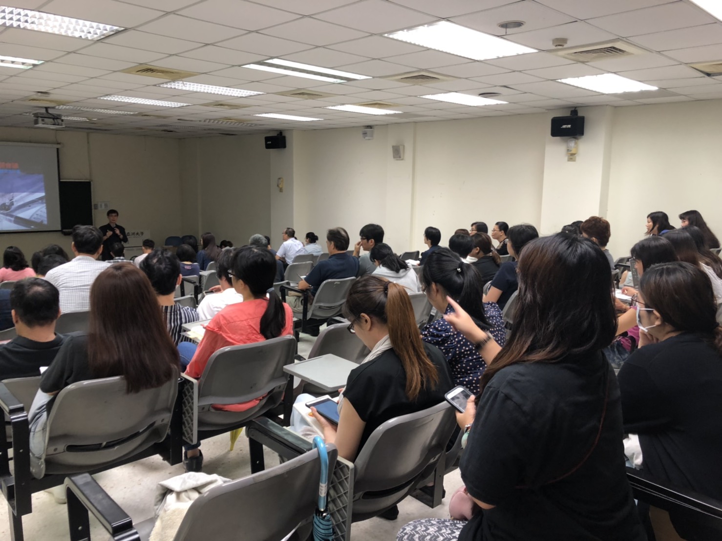 亞大對評鑑極為重視,評鑑前多次辦理評鑑研習會,參與的老師都十分認真聆聽。