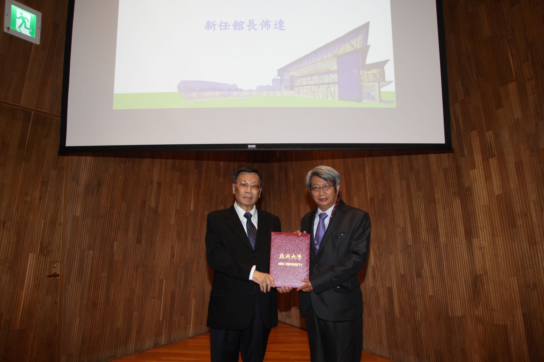 亞大校長蔡進發(左)頒發現代美術館聘書給潘𥛮館長。