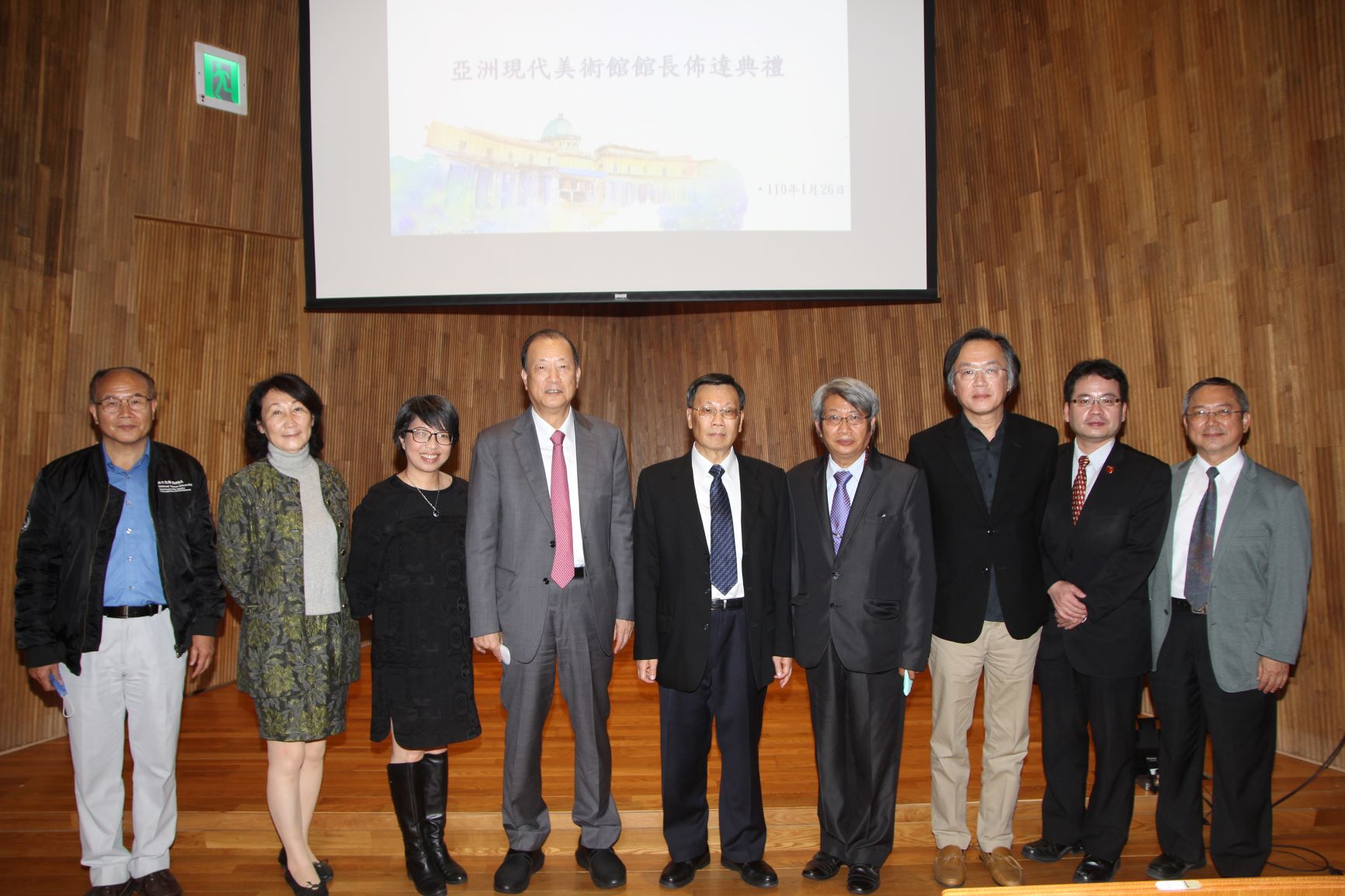 亞大現代美術館新舊任館長交接,亞大創辦人蔡長海(左四)、蔡進發校長(左五)、新任館長潘𥛮(左六),典禮後與貴賓合影。