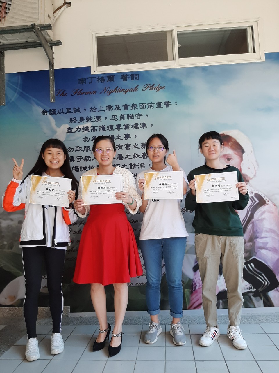 護理系老導老師李麗君(左二)與得獎學生張祖兒(左一)、黃鈺珊(左三)、賴慈旻(左四)等人合影。