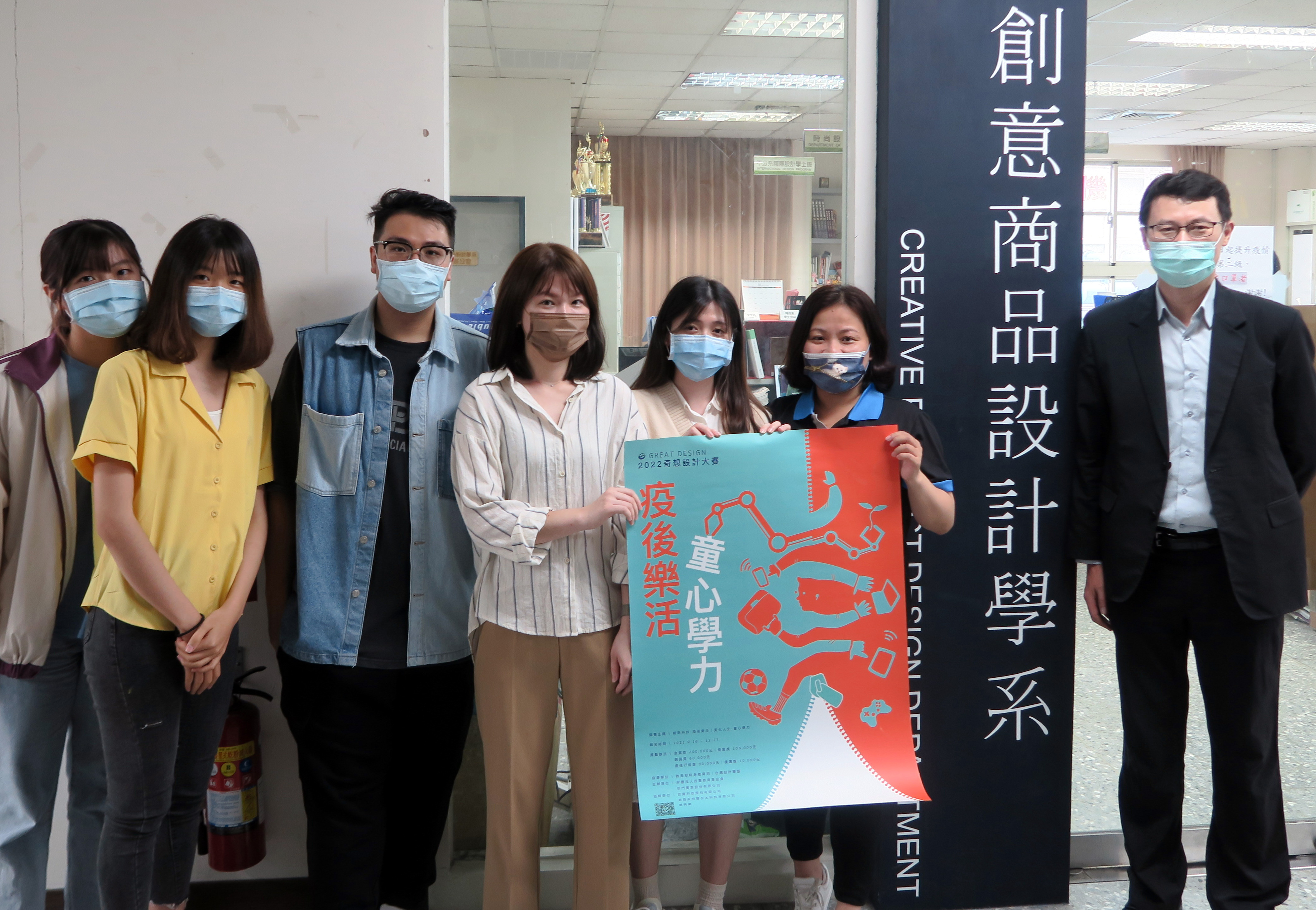 亞大老師龍希文 (右起),技嘉專案管理師黃惠玥、明門平面設計師許靜怡、明門副理陳妙青、技嘉工業設計師楊采聖,與亞大同學林育敏、林侃盈等合影