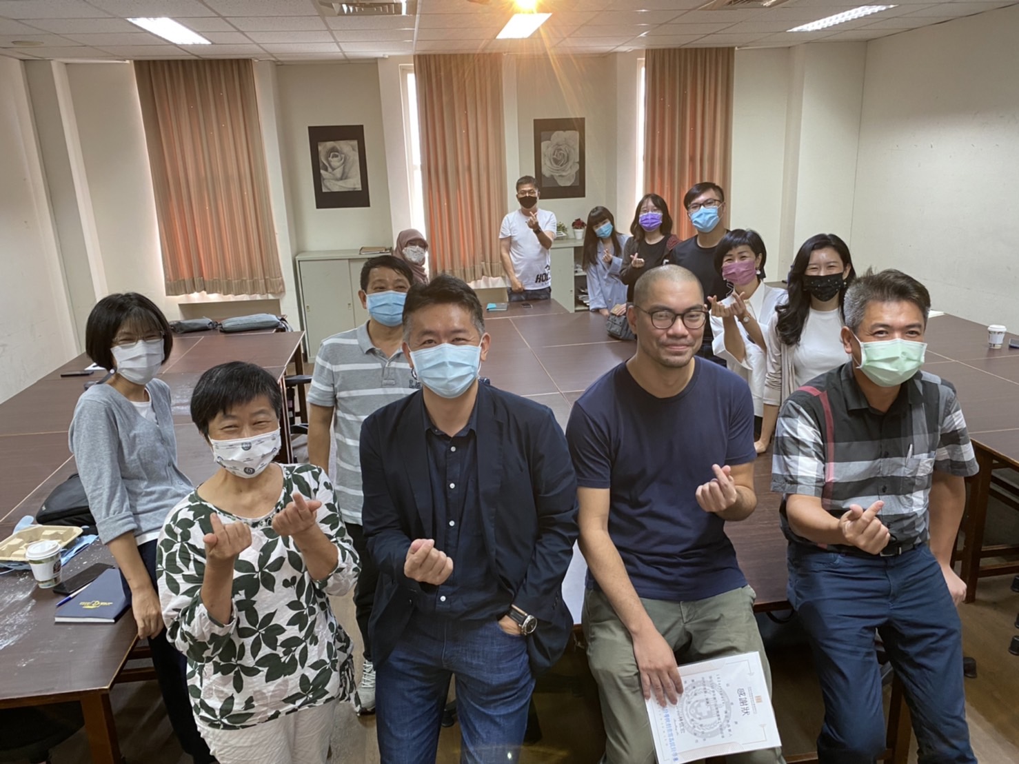 亞大商設系主任林信宏 (左二)、182artspace 陳正杰負責人(左三)與聽演講碩博生們合照
