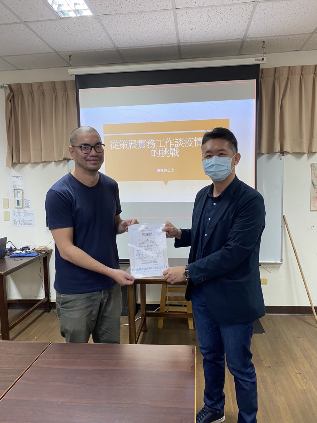 亞大商設系主任林信宏(右),致贈感謝狀給182artspace陳正杰負責人