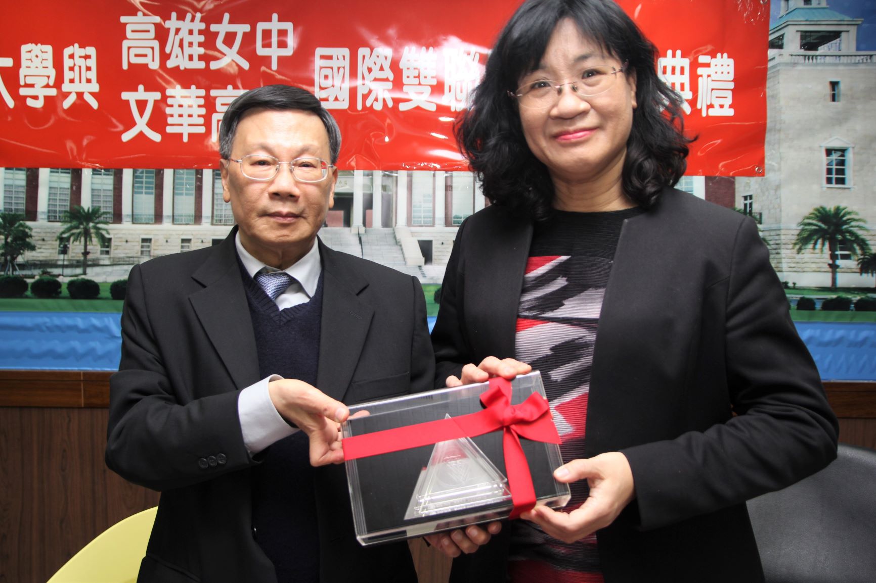 亞大校長蔡進發(左)致贈雄女校長林香吟,亞大安藤忠雄現代美術館紀念品。