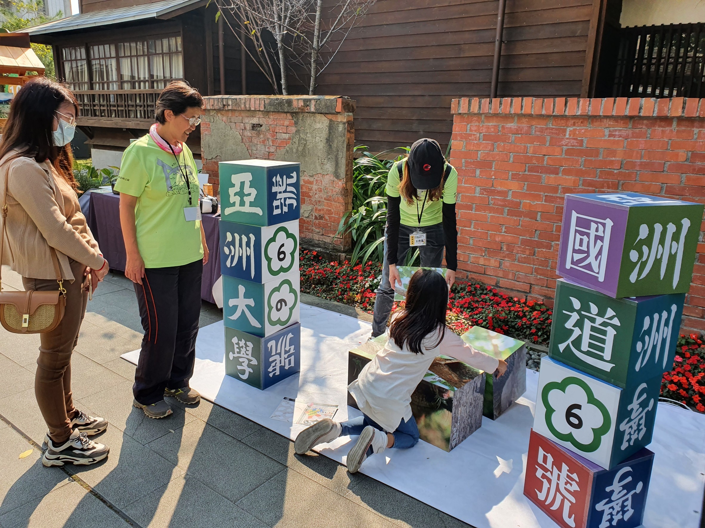 親子共同堆疊有黑翅鳶、石虎、穿山甲、白鼻心、食蟹獴圖像的拚圖,寓教於樂。