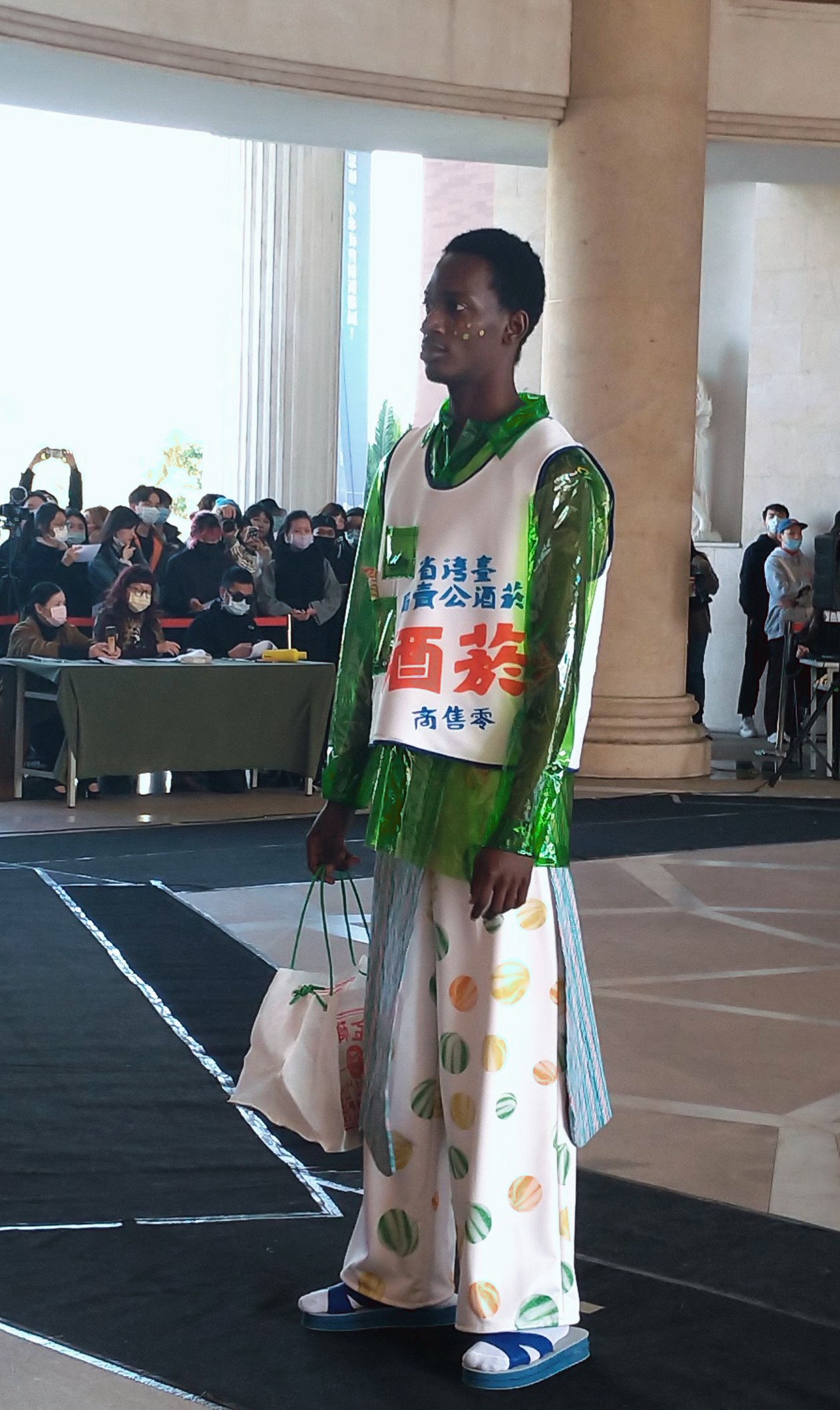 時尚系三年級姜奕禎同學作品「kám-á-tiàm」(柑仔店),找來國外模特兒走秀。