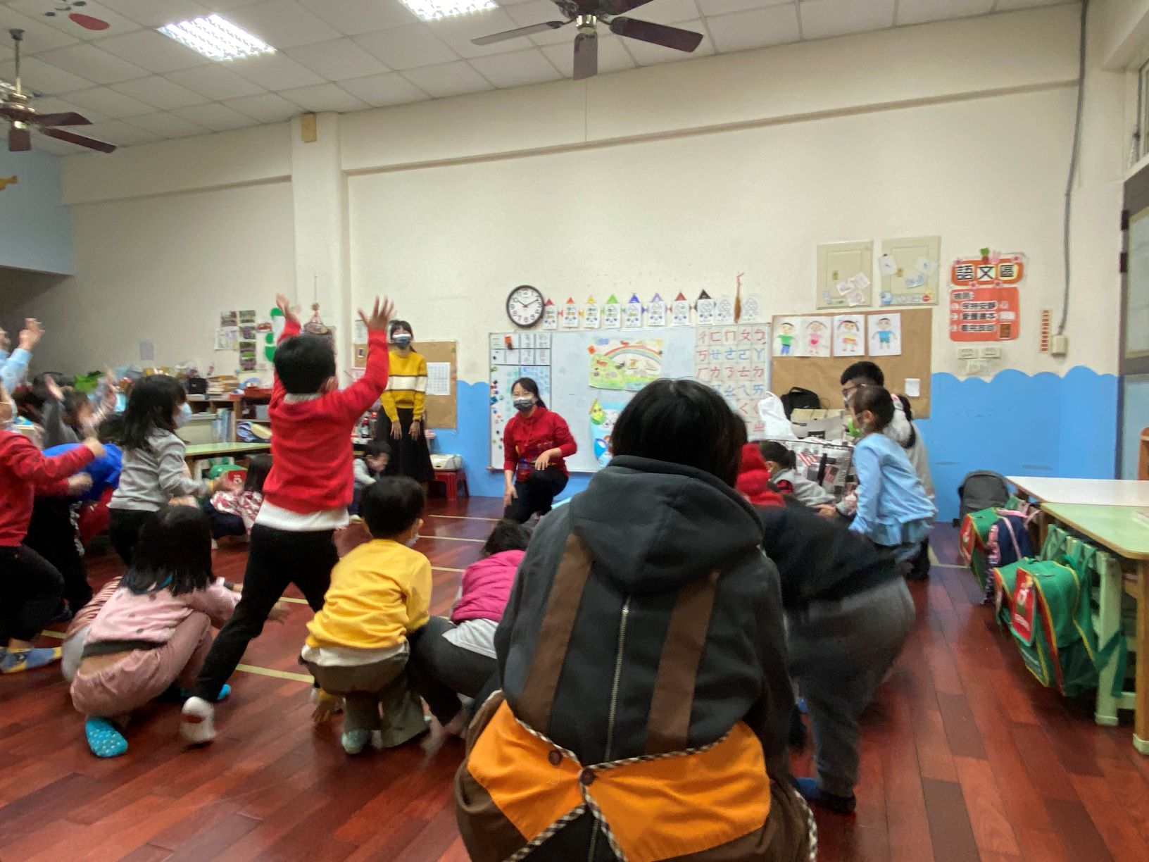 亞大心理所研究生到幼兒園帶活動,中班小朋友踴躍舉手發問。
