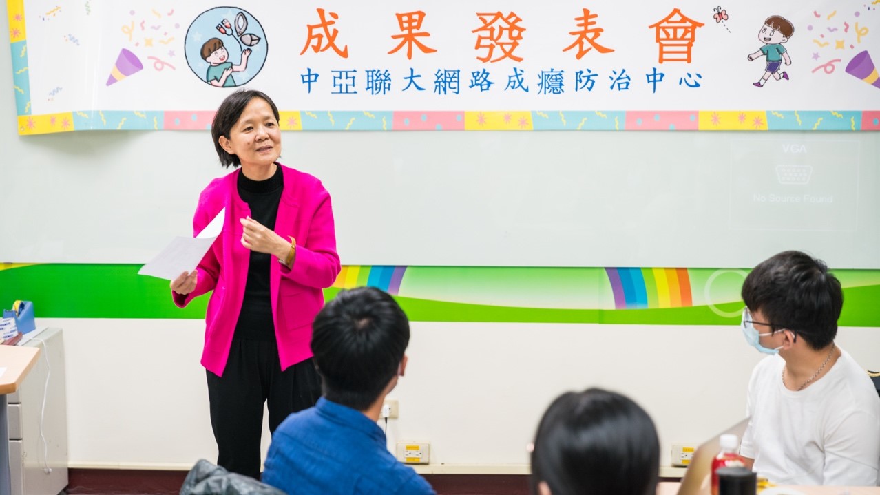 臺北市臨床心理師公會前理事長葉翠羽,參加亞大心理所碩士班成表發表會,分享自身經驗,盼能傳承下去