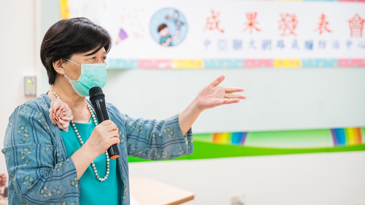 亞大柯慧貞副校長,鼓勵心理所研究生,結合課堂知識與實作經驗,利用專業心理學知能回饋社會。