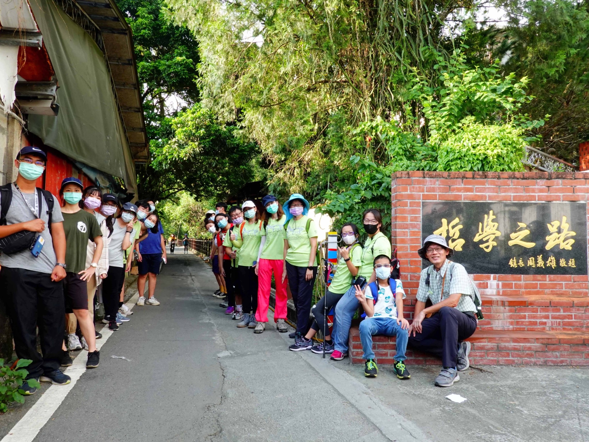 南投埔里「哲學之路」沿途風景優美,參與「國道六號」計劃的師生於入口處合影。